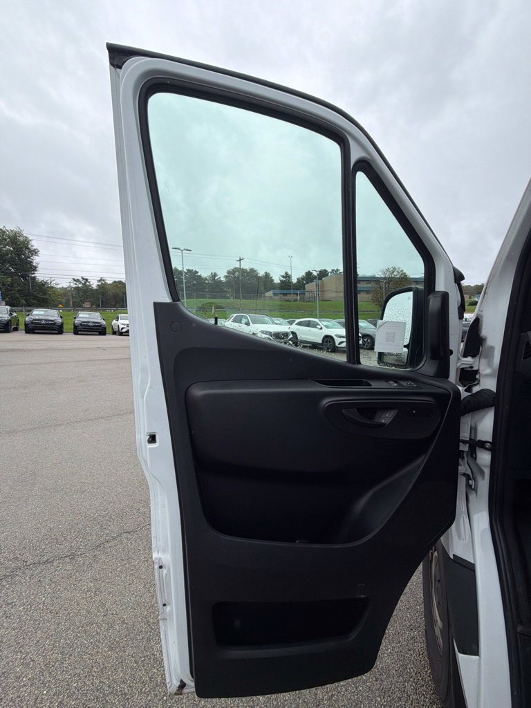 Used 2025 Mercedes-Benz Sprinter 2500 image 9