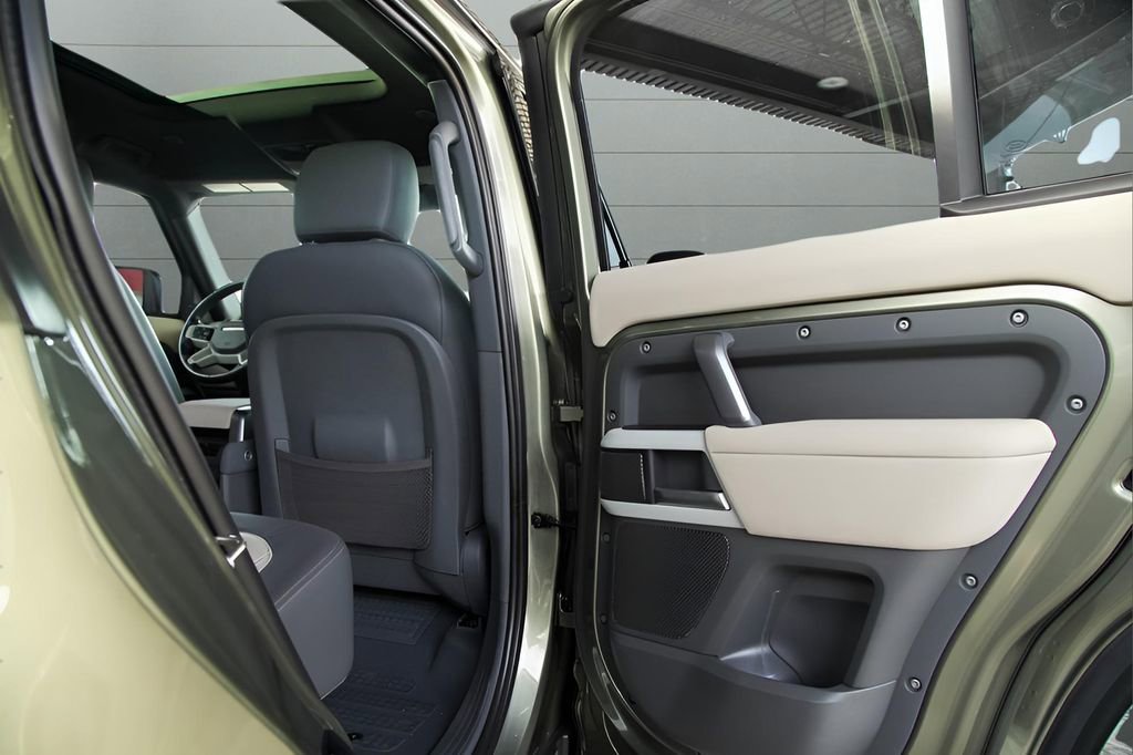 Used 2023 Land Rover Defender 110 X-Dynamic SE image 36