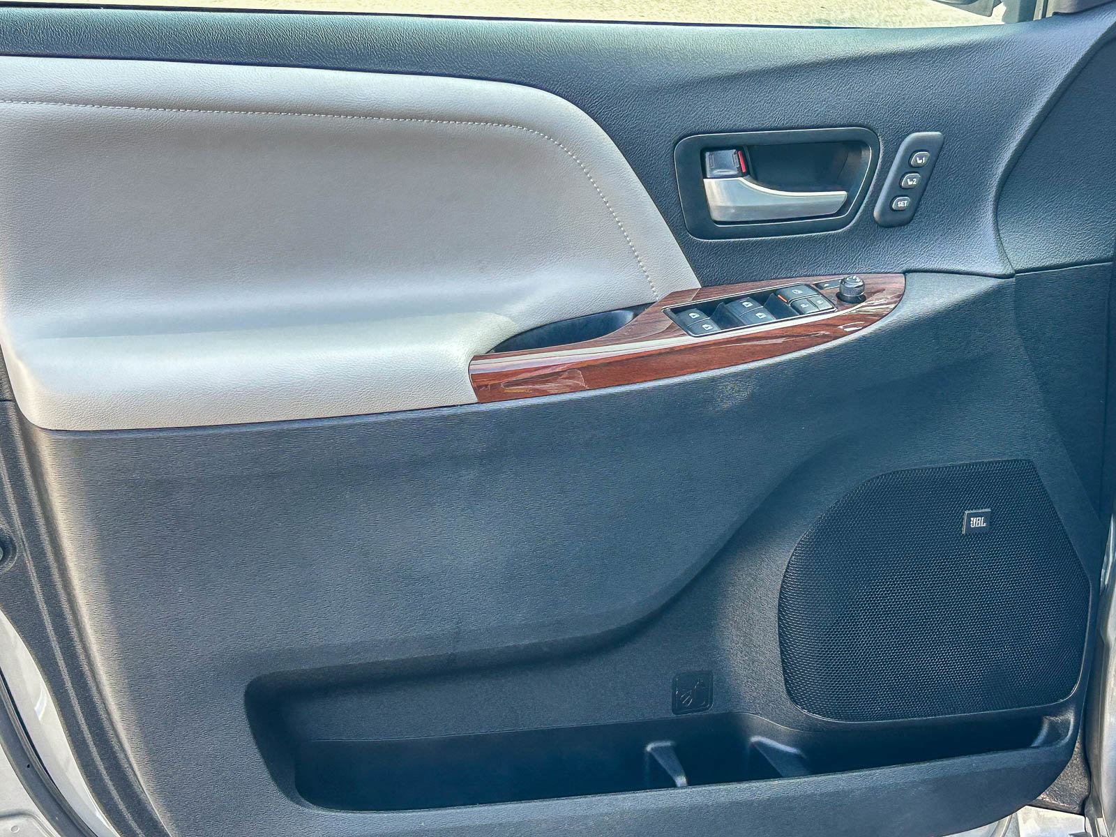 Used 2018 Toyota Sienna Limited w/ Carpet Mat Package image 25