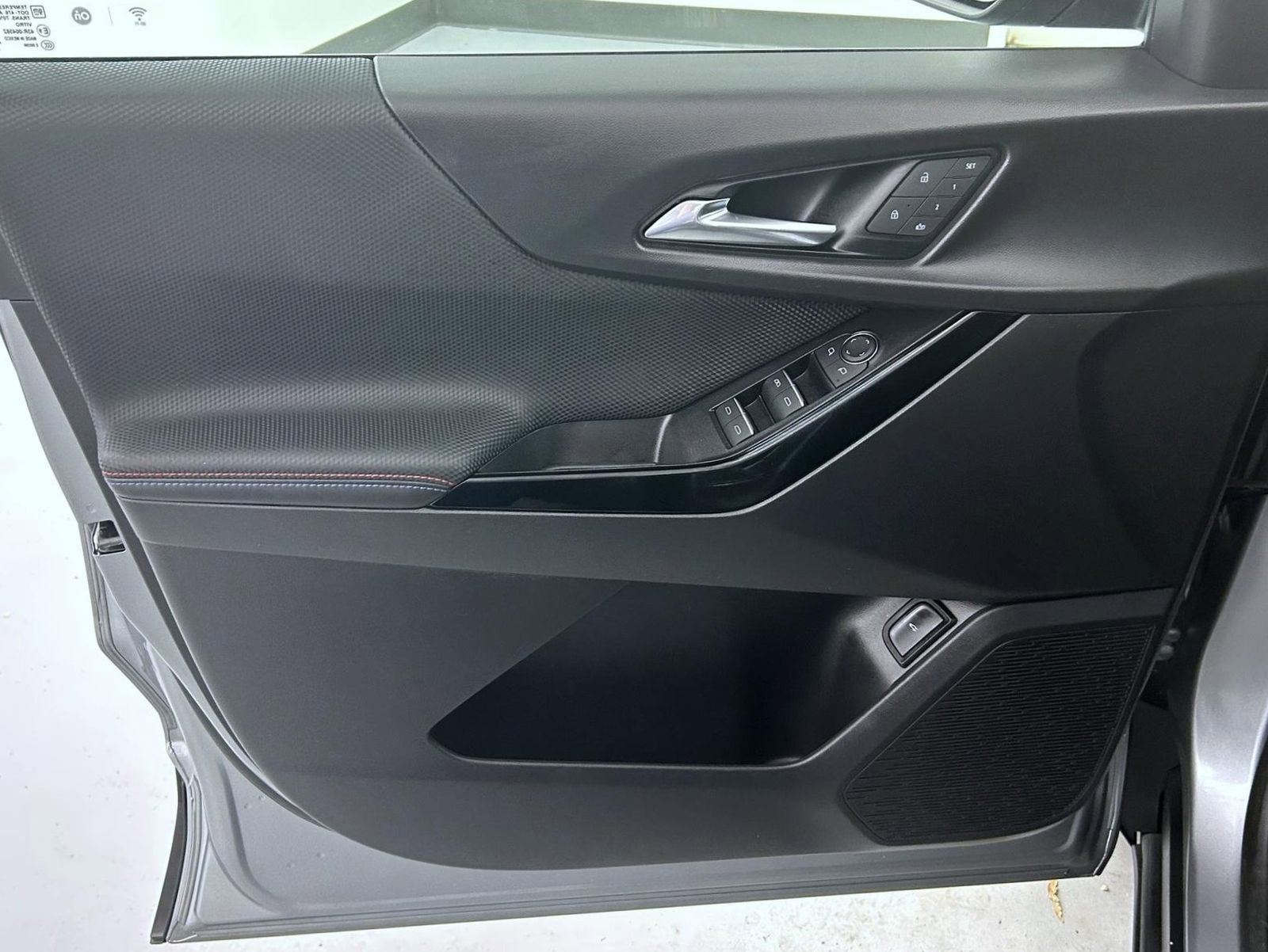 Used 2025 Chevrolet Equinox RS w/ Safety and Technology Package image 9