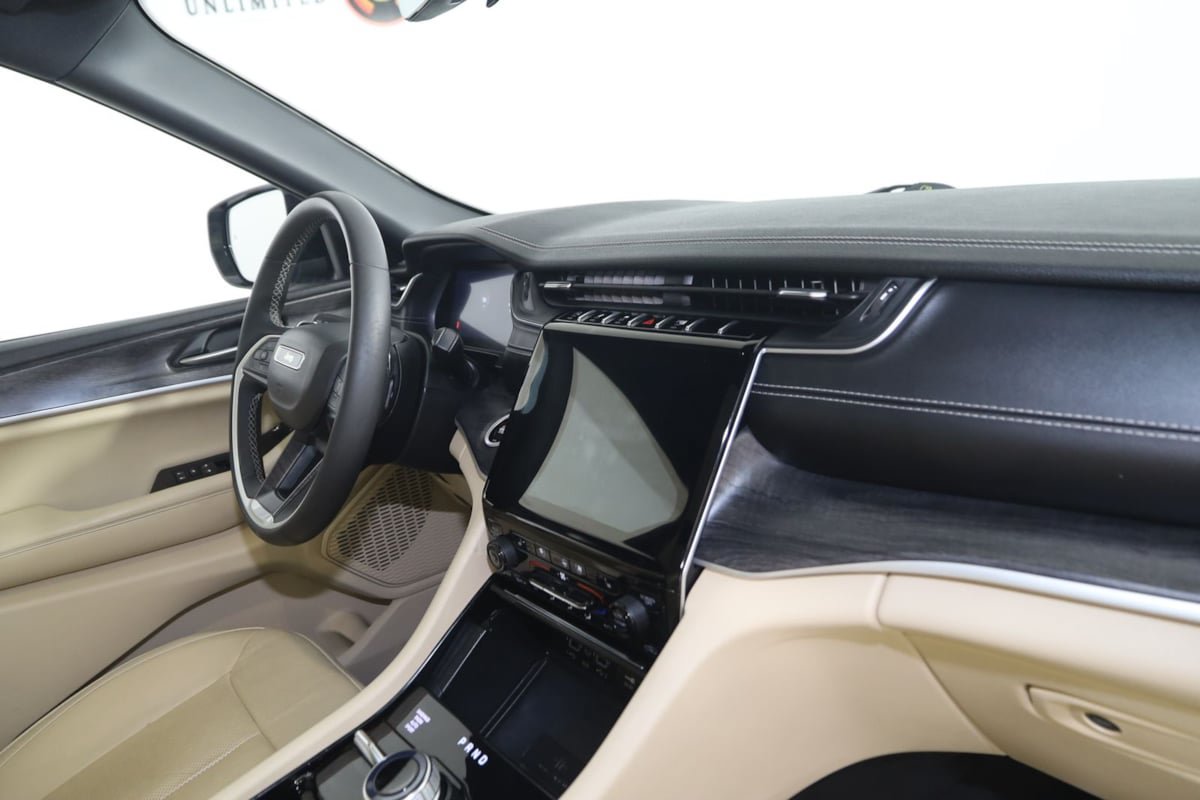 Used 2023 Jeep Grand Cherokee Limited w/ Luxury Tech Group II AWD/4WD image 40