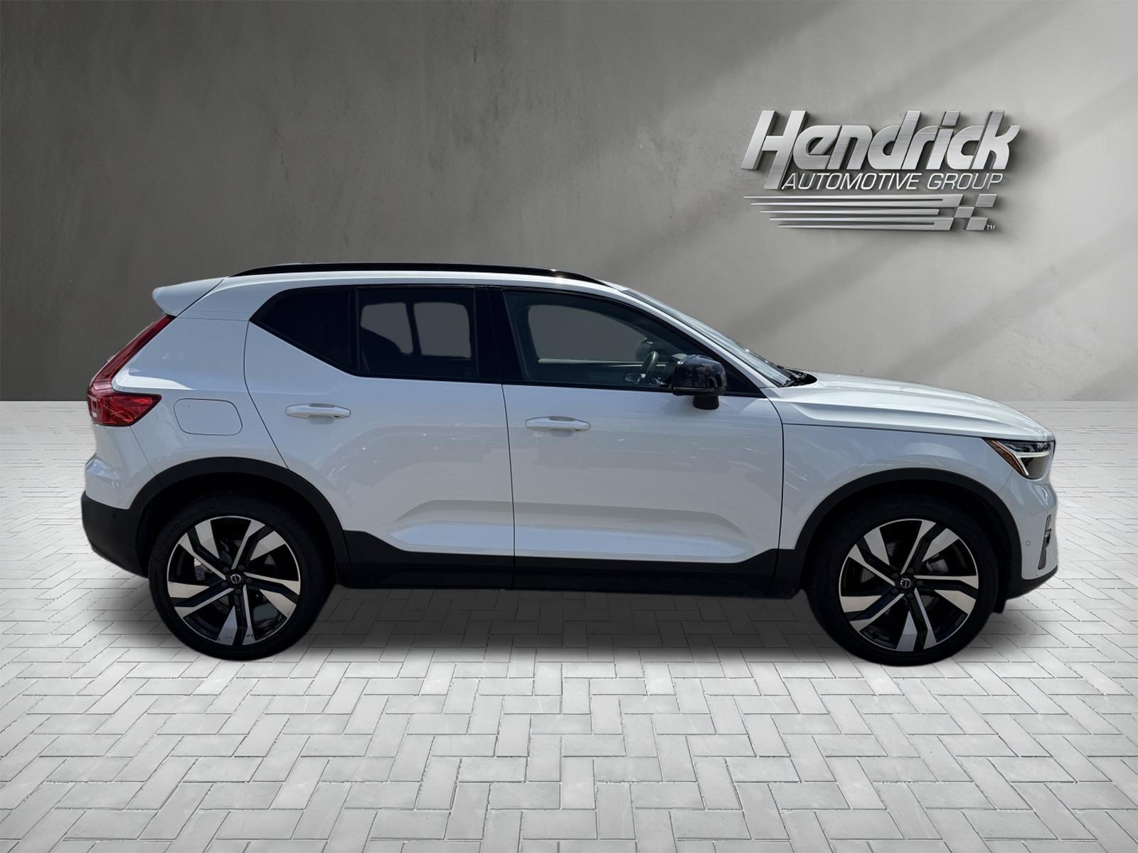 Used 2023 Volvo XC40 B4 Plus w/ Climate Package FWD image 10