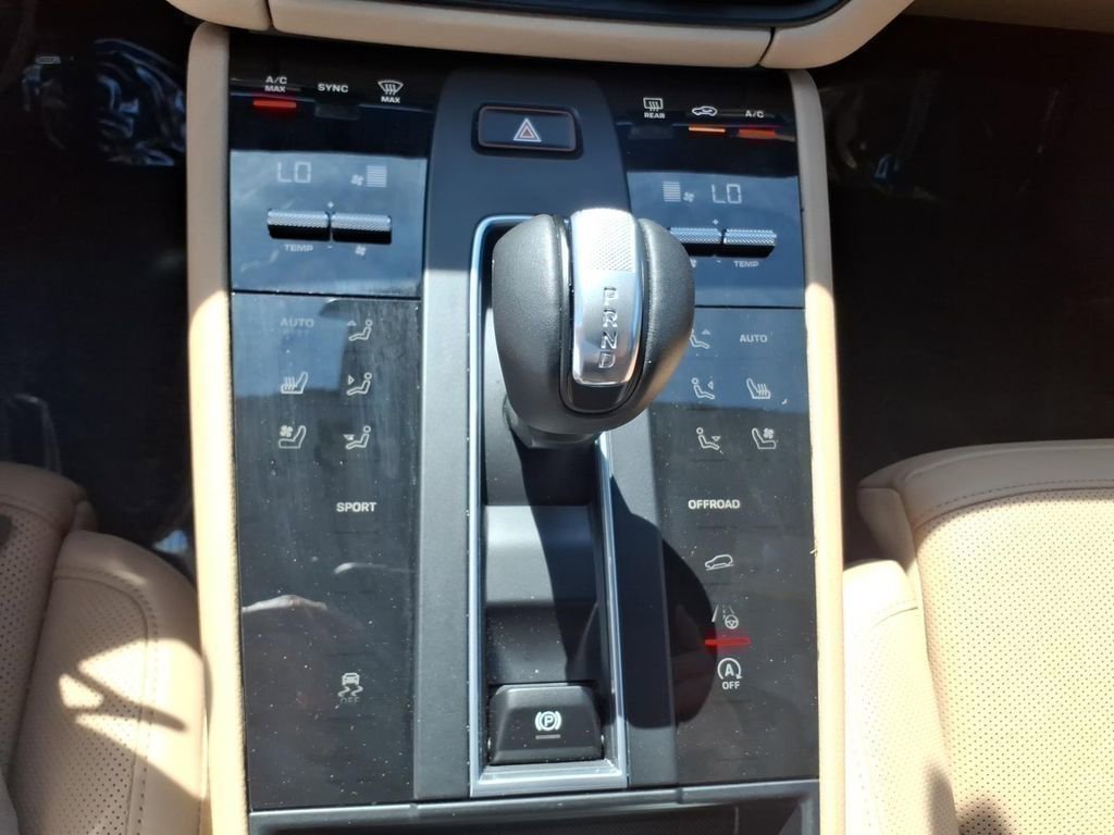 Used 2025 Porsche Macan AWD/4WD image 24