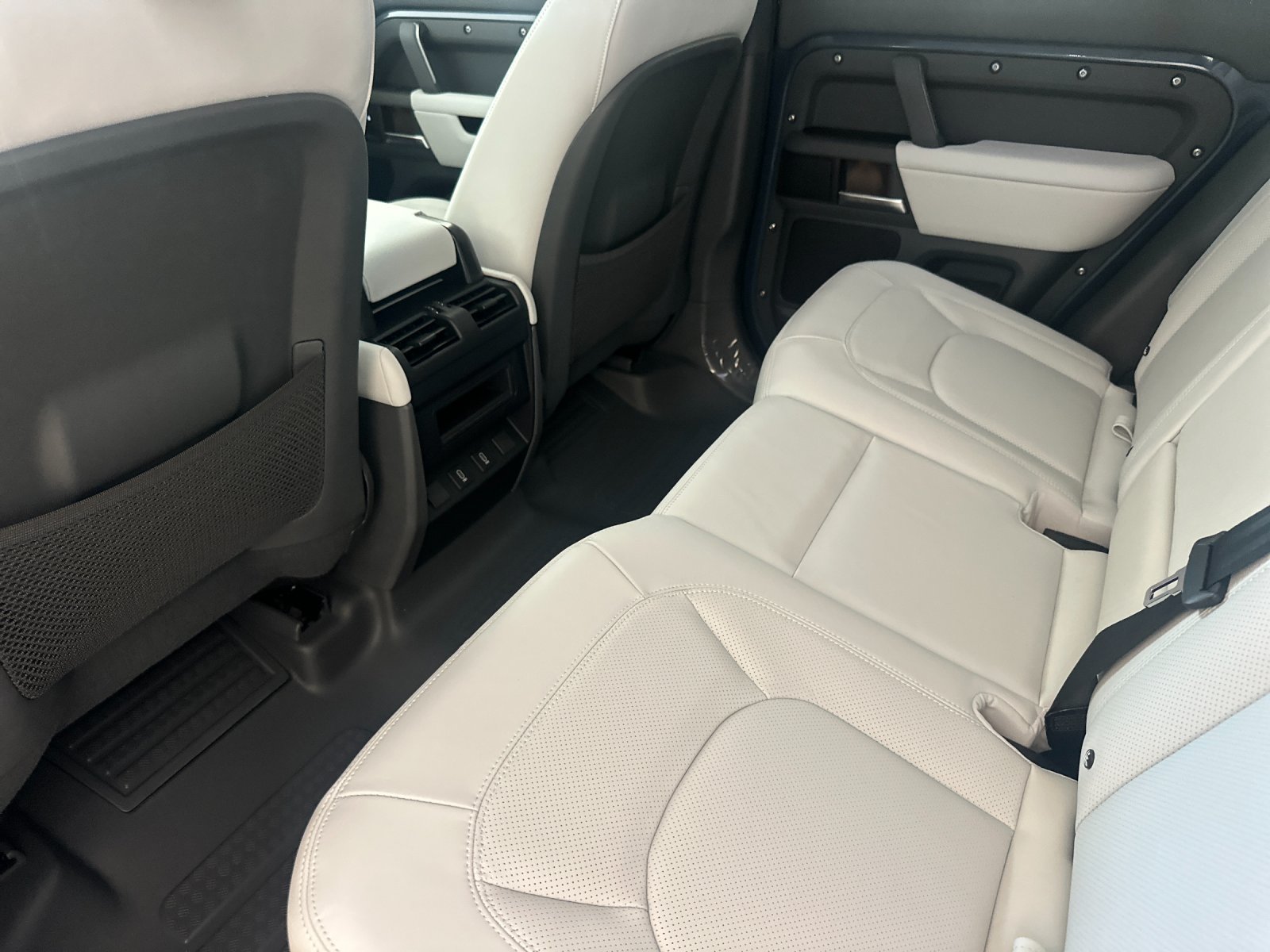 New 2026 Land Rover Defender 110 X-Dynamic SE AWD/4WD image 12