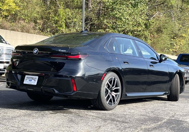Used 2026 BMW 740i RWD image 3