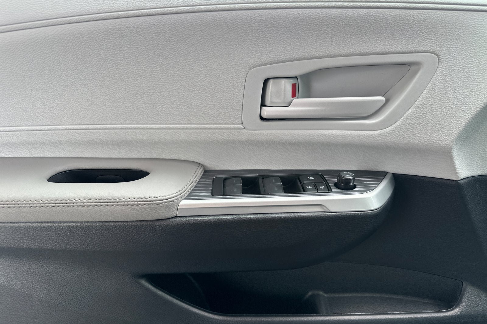New 2026 Toyota Sienna LE FWD image 12