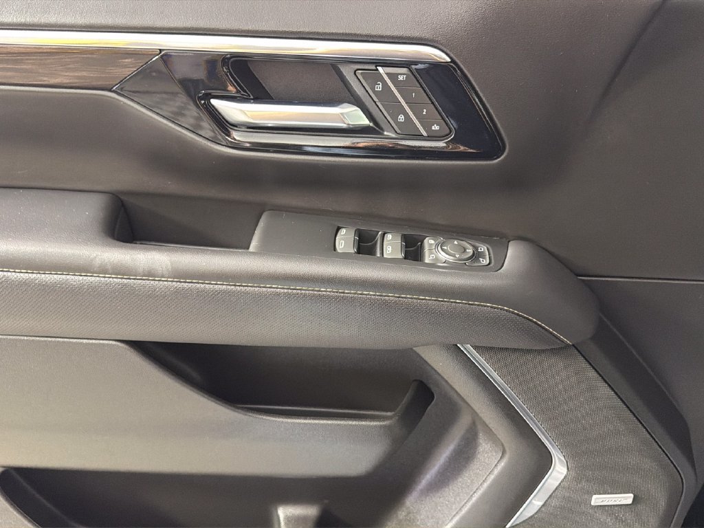 Certified 2025 Chevrolet Suburban Premier AWD/4WD image 26