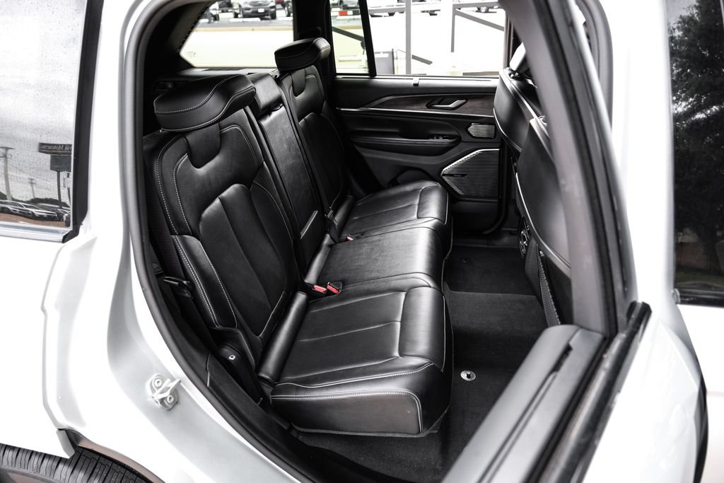 Used 2022 Jeep Grand Cherokee Overland w/ Luxury Tech Group IV AWD/4WD image 50