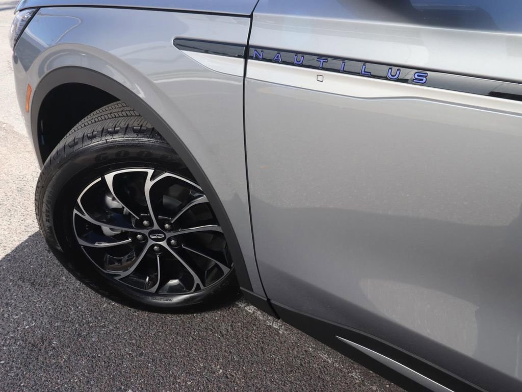 Used 2025 Lincoln Nautilus Premier image 3