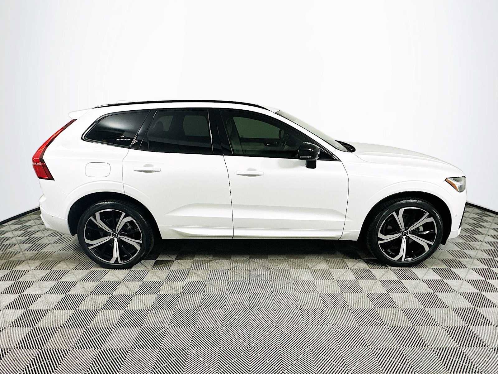 Used 2023 Volvo XC60 B5 Ultimate w/ Climate Package FWD image 8