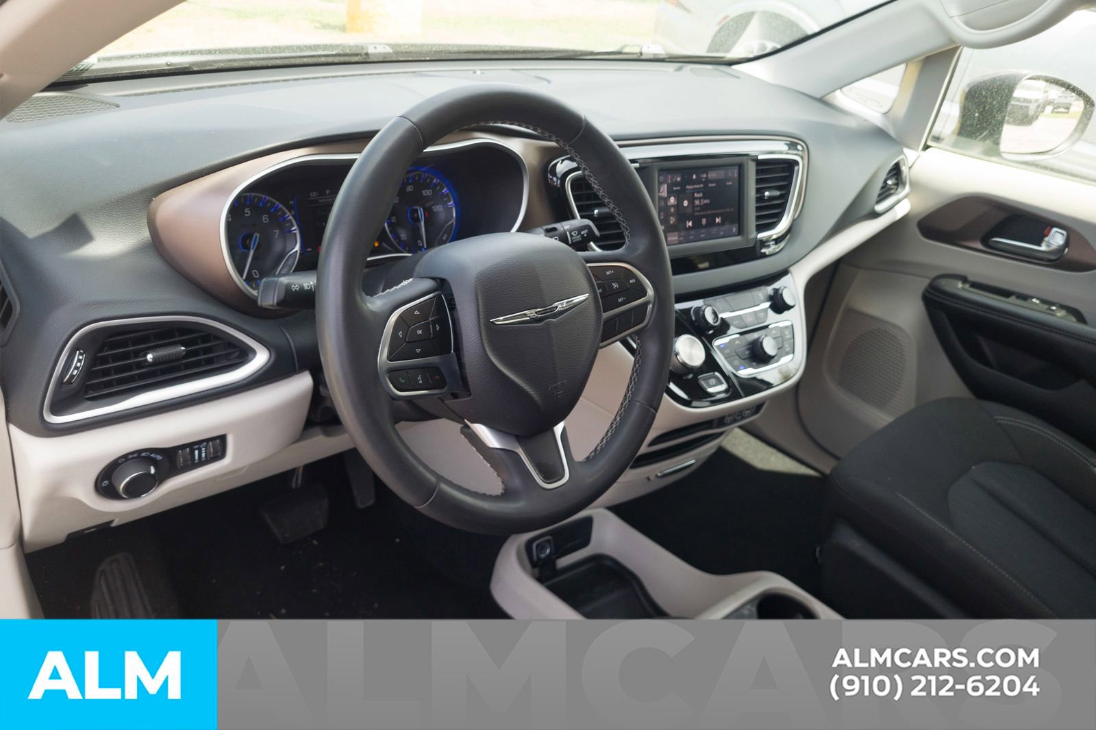 Used 2022 Chrysler Voyager LX image 16