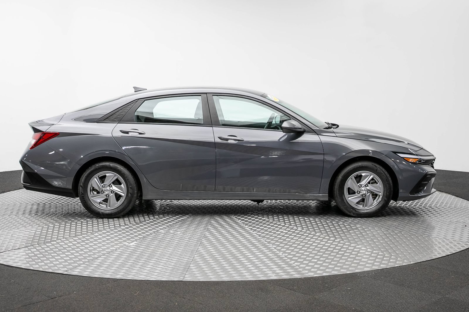 Used 2024 Hyundai Elantra SE FWD image 4