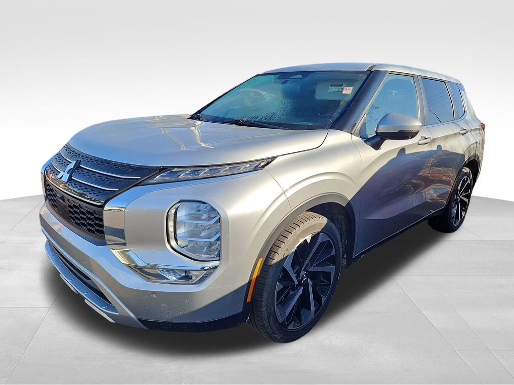 Used 2024 Mitsubishi Outlander SE Black Edition image 3