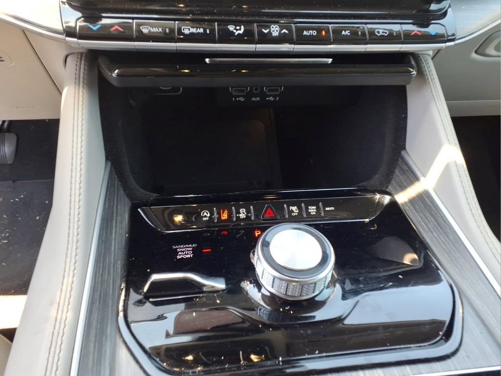 Used 2023 Jeep Wagoneer L Series II AWD/4WD image 12