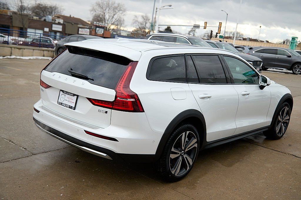 New 2026 Volvo V60 B5 Cross Country Plus w/ Climate Package image 9