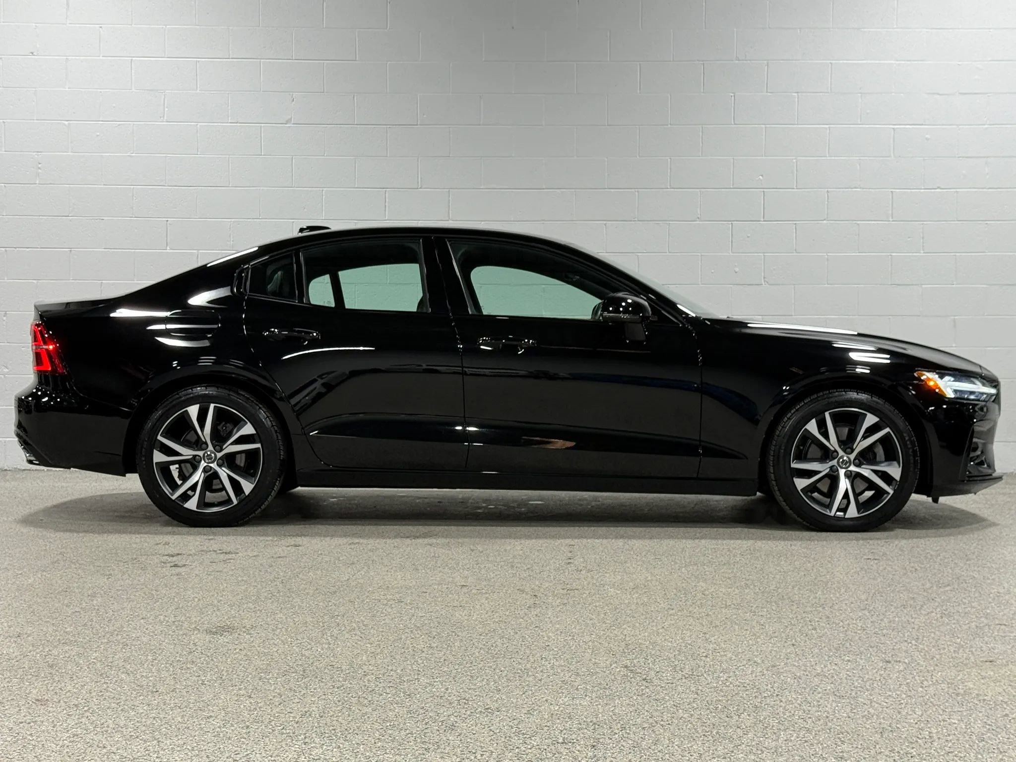 Used 2019 Volvo S60 T5 R-Design image 5