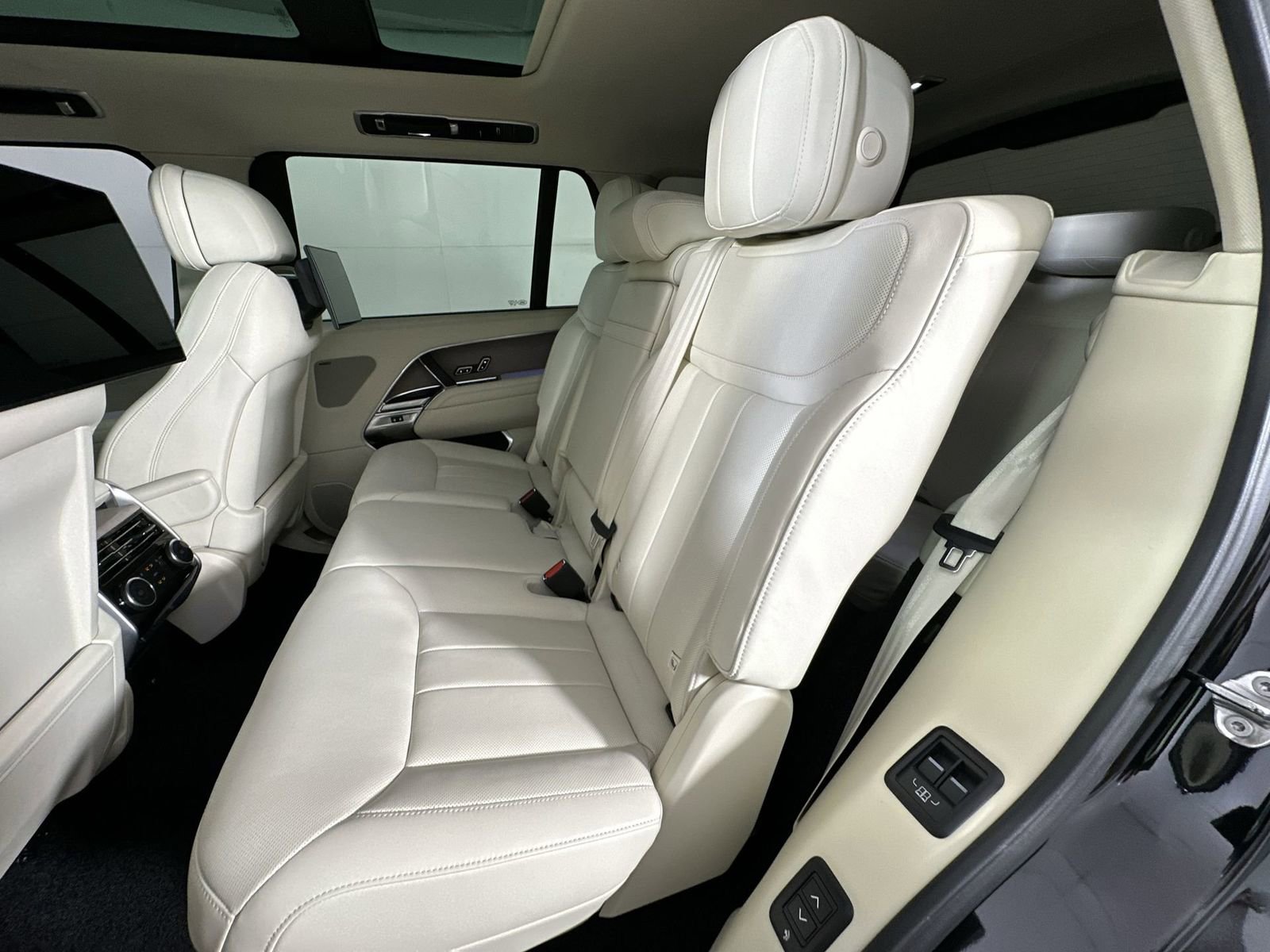 Used 2024 Land Rover Range Rover Long Wheelbase SE image 23