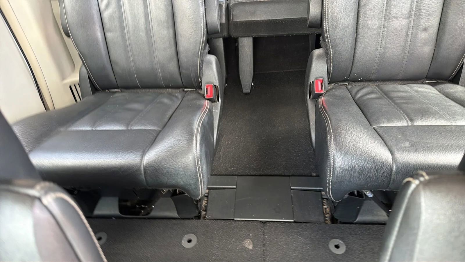 Used 2014 Chrysler Town & Country Touring FWD image 14