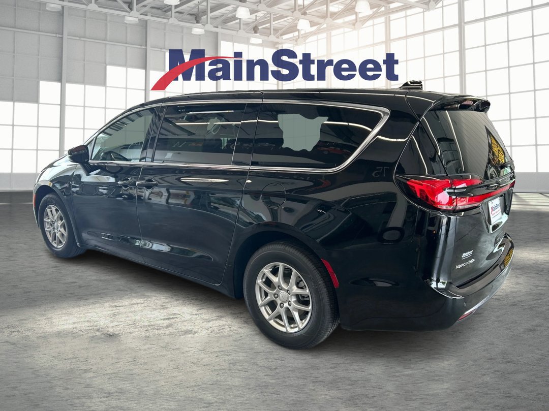 New 2027 Chrysler Pacifica Select w/ Family Tech Group FWD image 3