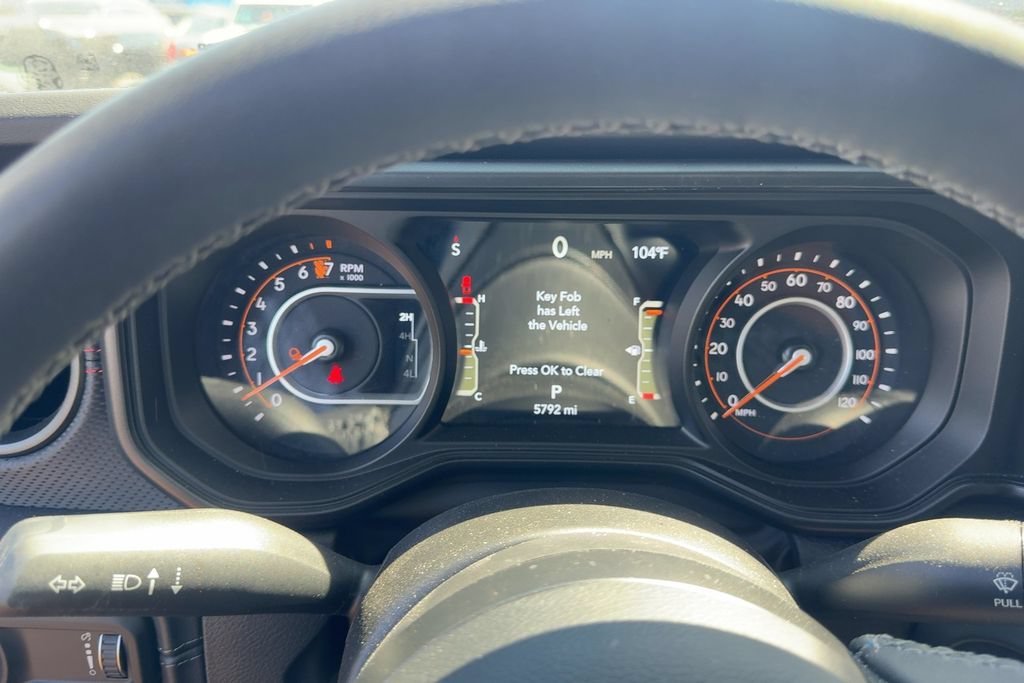 Used 2025 Jeep Gladiator Rubicon w/ Convenience Group AWD/4WD image 16