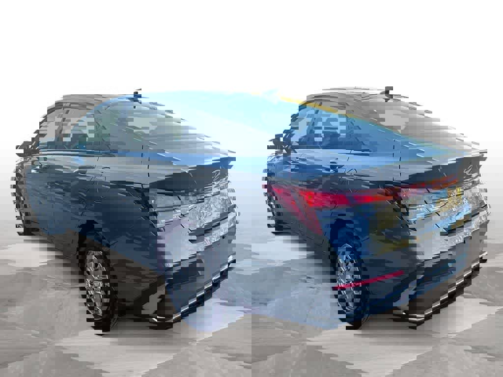 Used 2025 Hyundai Elantra SE image 6