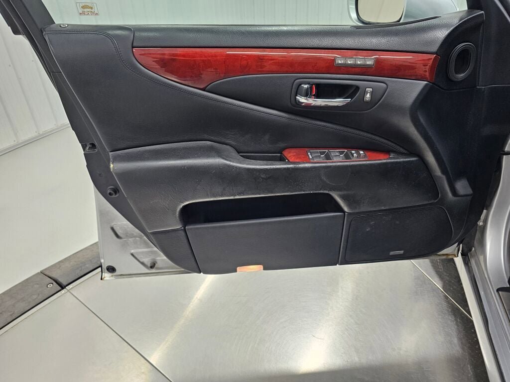 Used 2011 Lexus LS 460 L w/ Luxury Pkg image 40