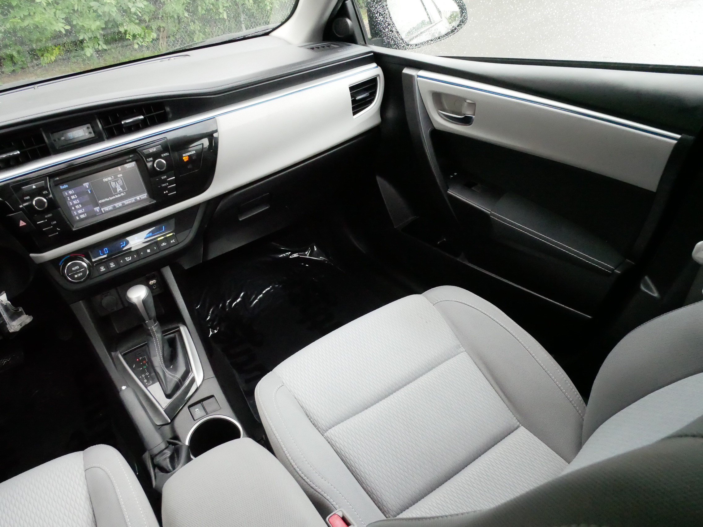 Used 2015 Toyota Corolla LE FWD image 11