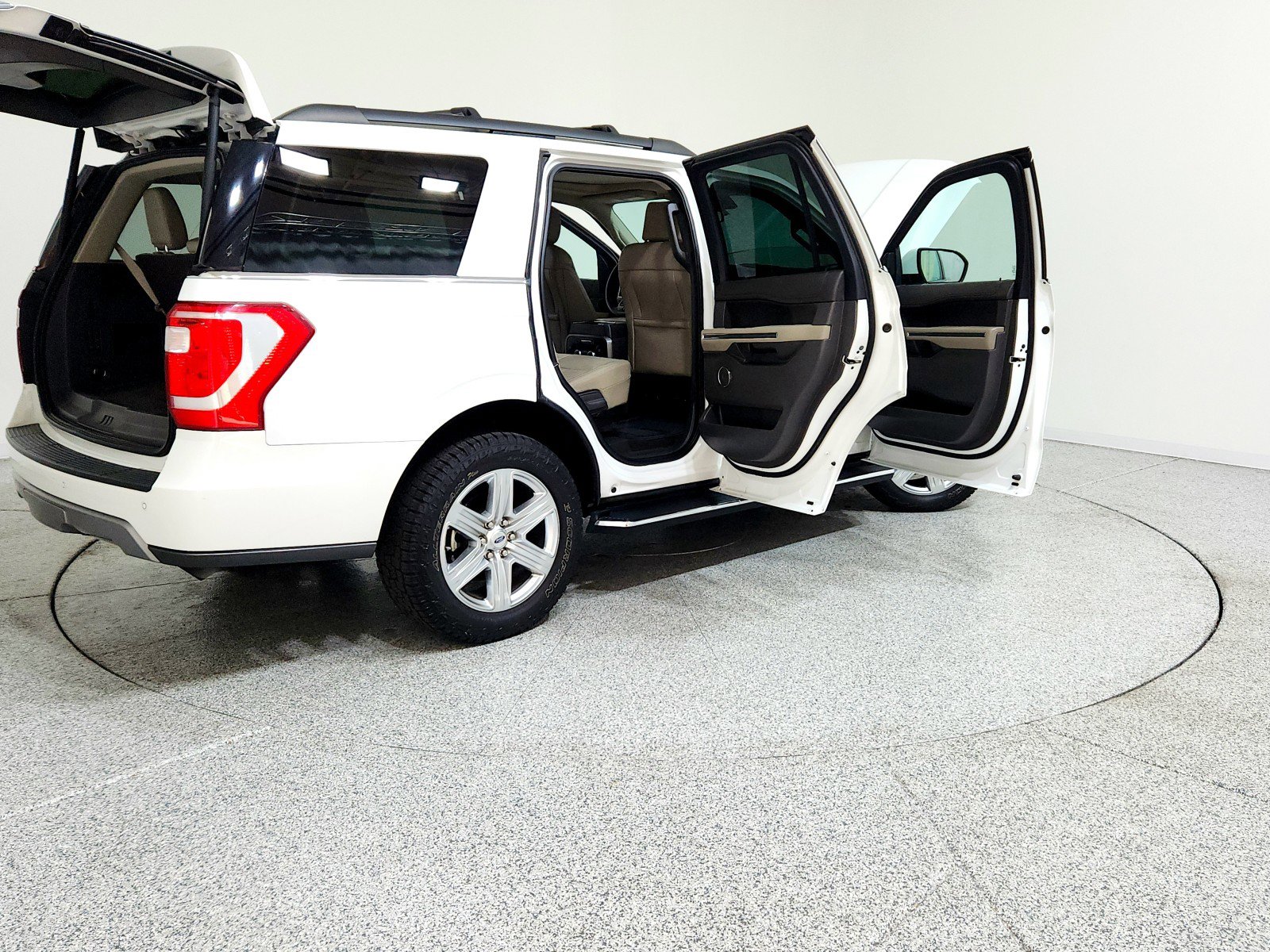 Used 2020 Ford Expedition XLT w/ Equipment Group 202A image 7