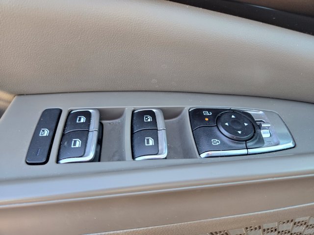 Used 2025 Kia Carnival FWD image 39
