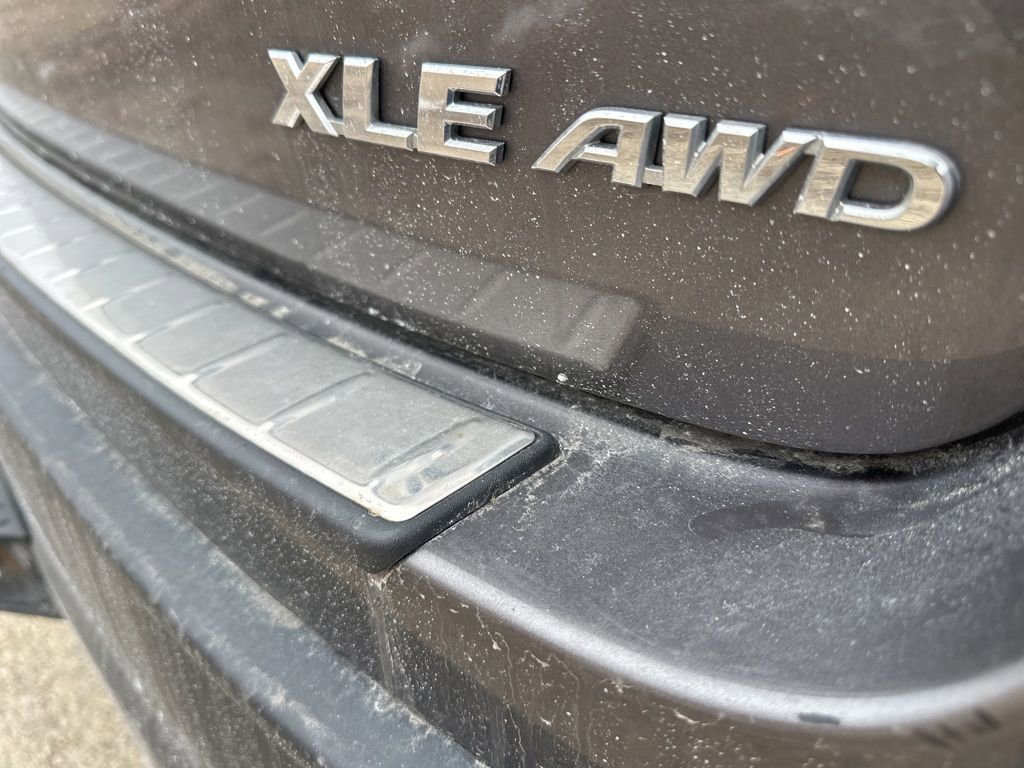 Used 2017 Toyota Highlander XLE image 14