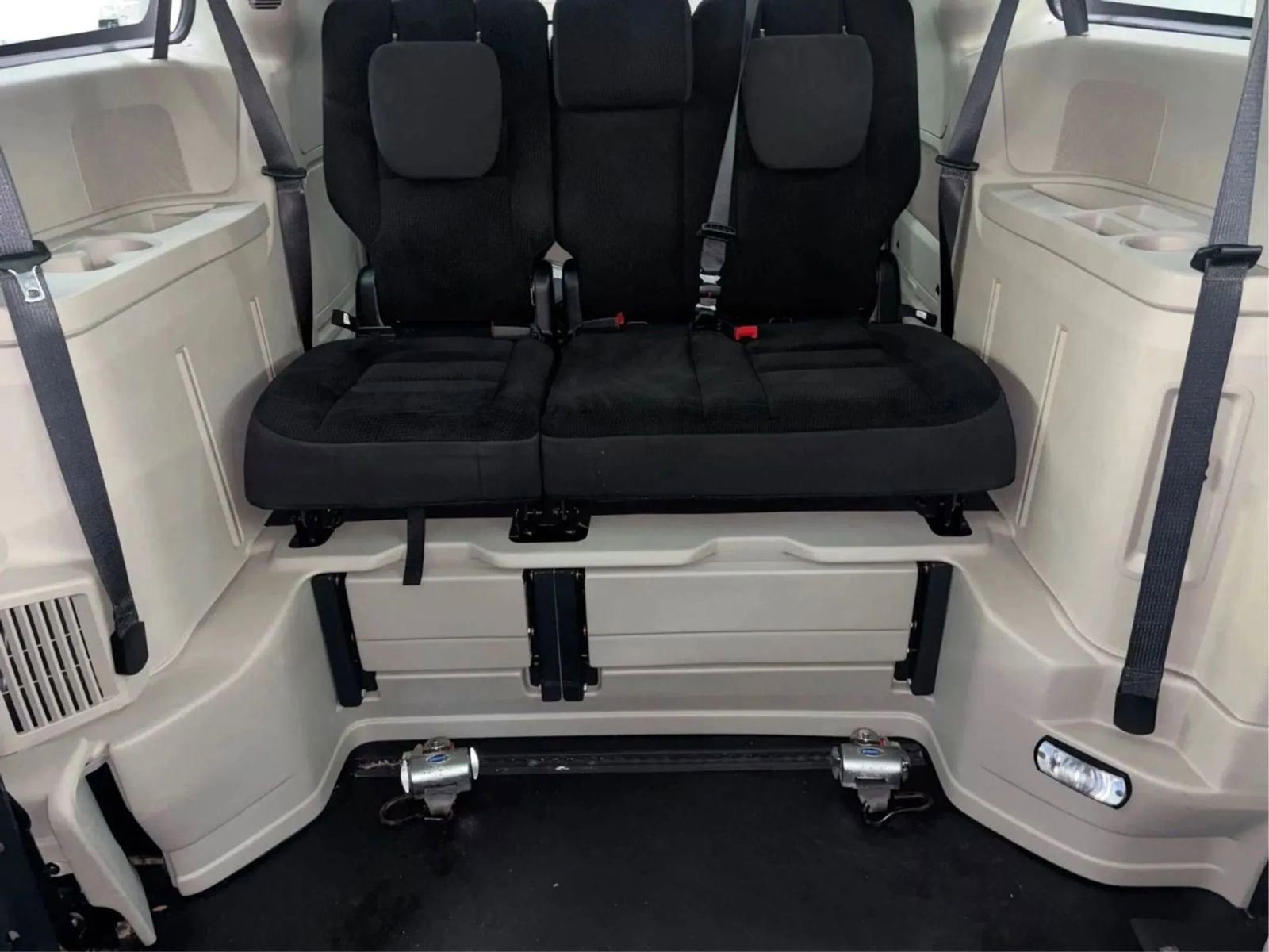 Used 2018 Dodge Grand Caravan SE image 26