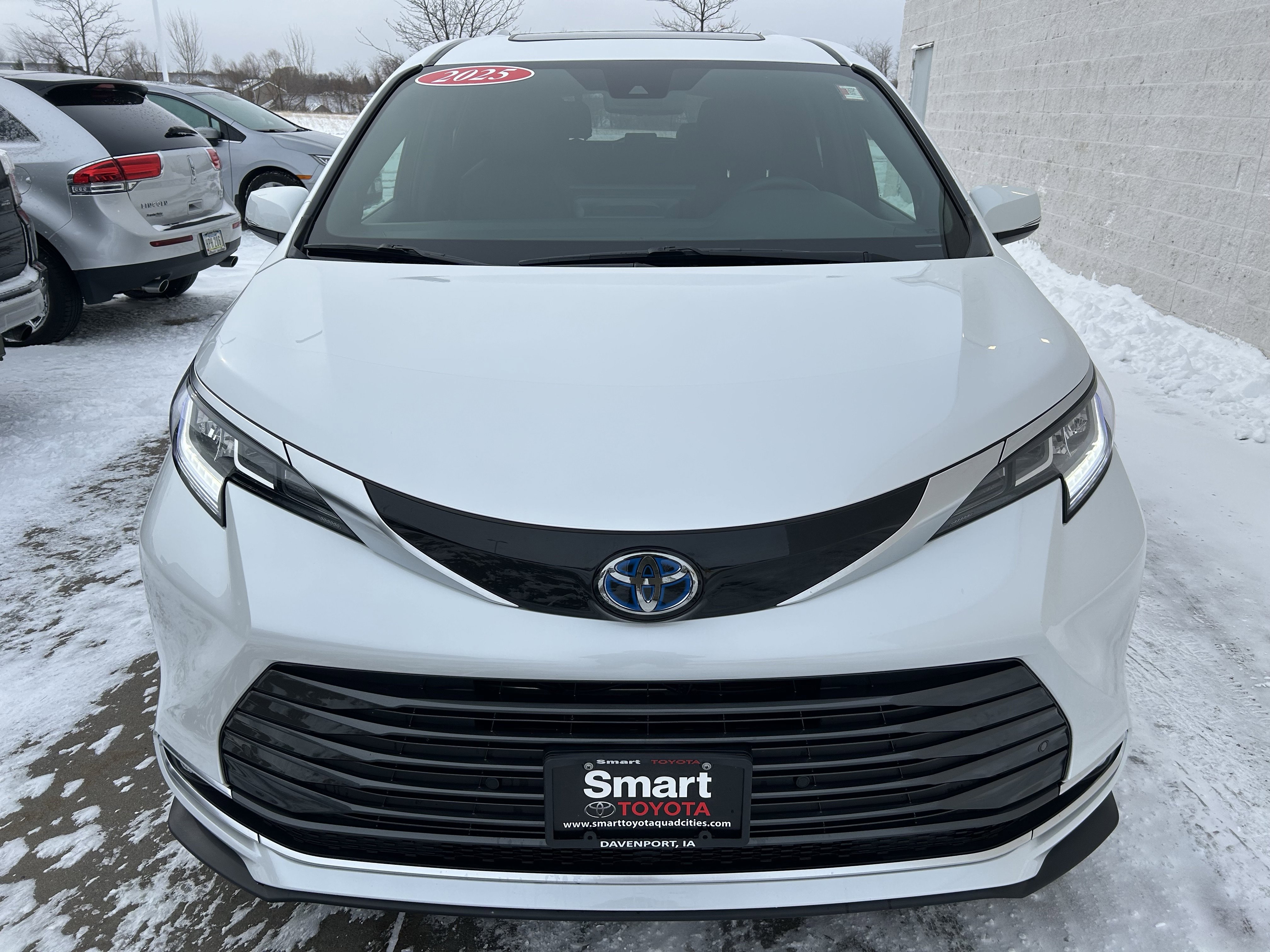 Used 2025 Toyota Sienna Limited image 2