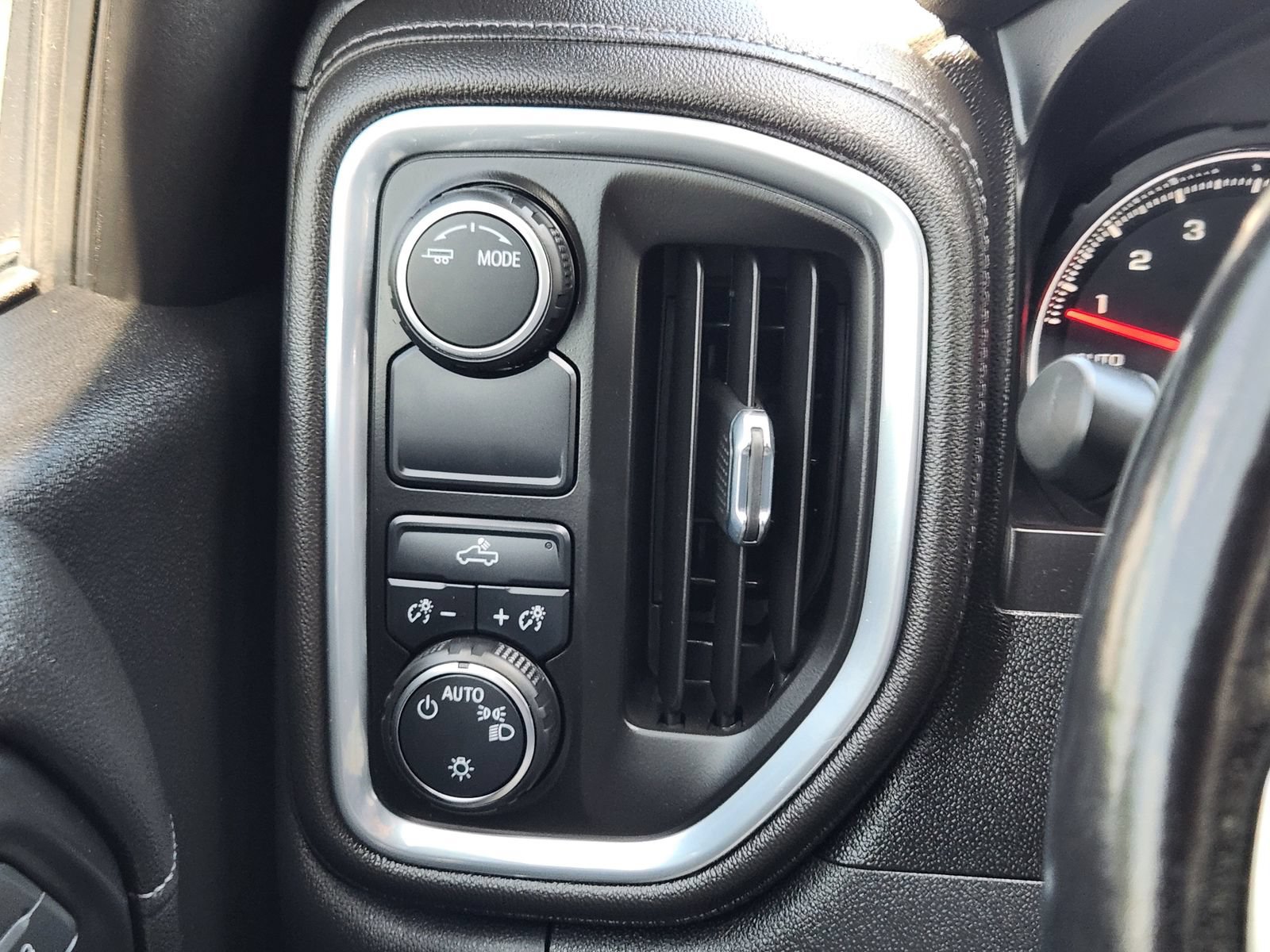 Used 2021 Chevrolet Silverado 1500 LT RWD image 25