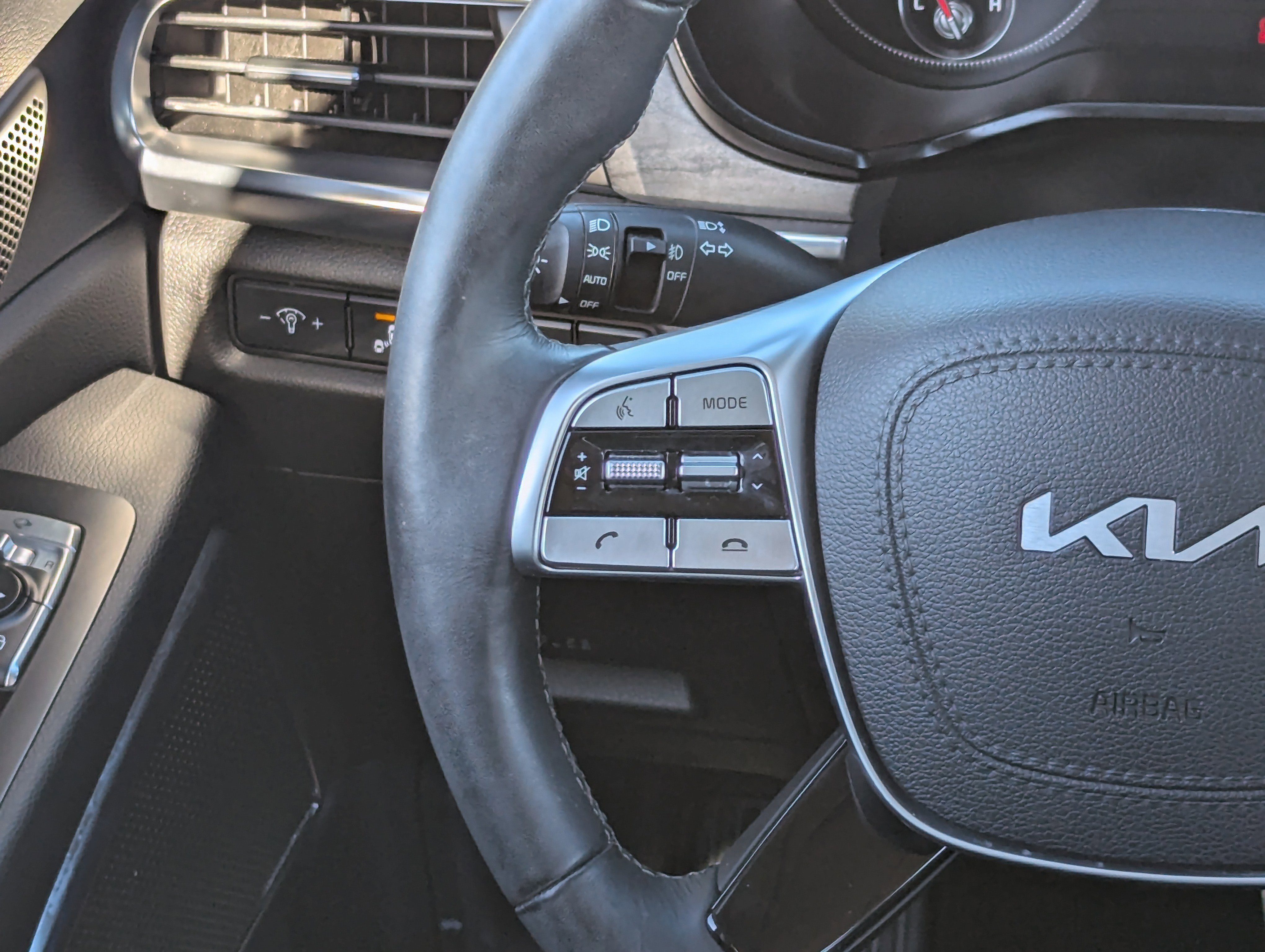 Certified 2022 Kia Telluride SX w/ Towing Package image 17