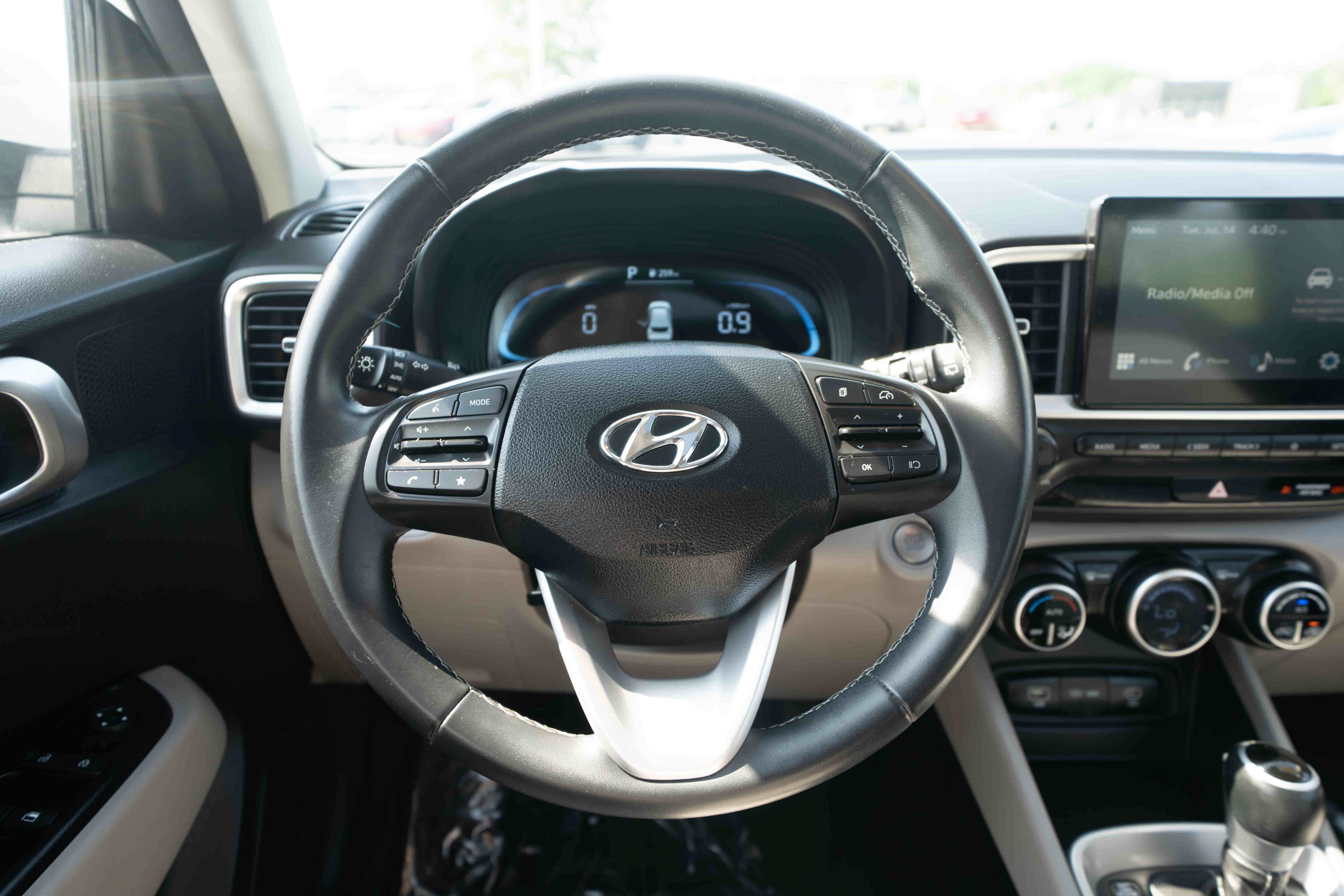 Used 2025 Hyundai Venue SEL FWD image 21