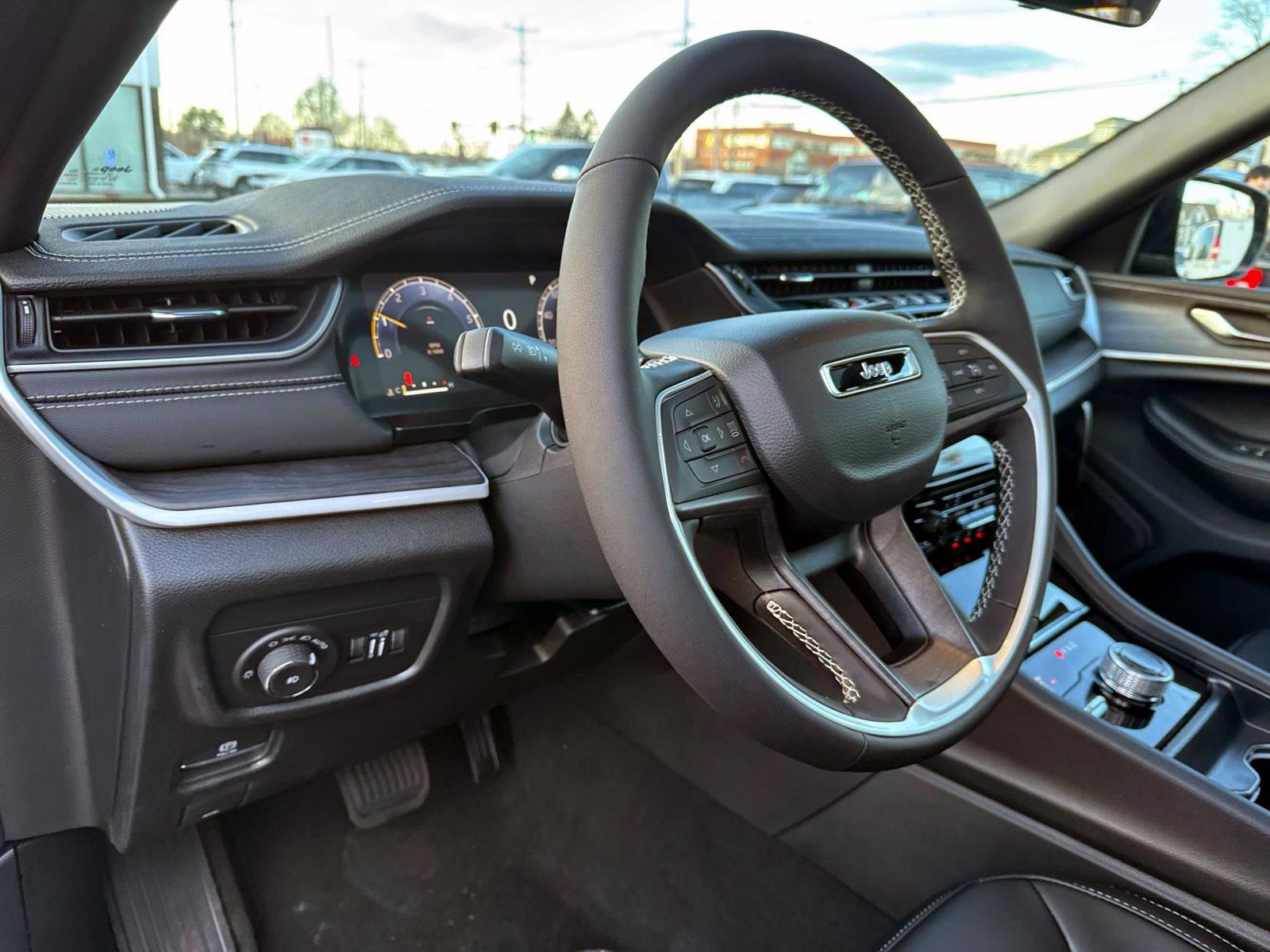 New 2025 Jeep Grand Cherokee Limited image 9