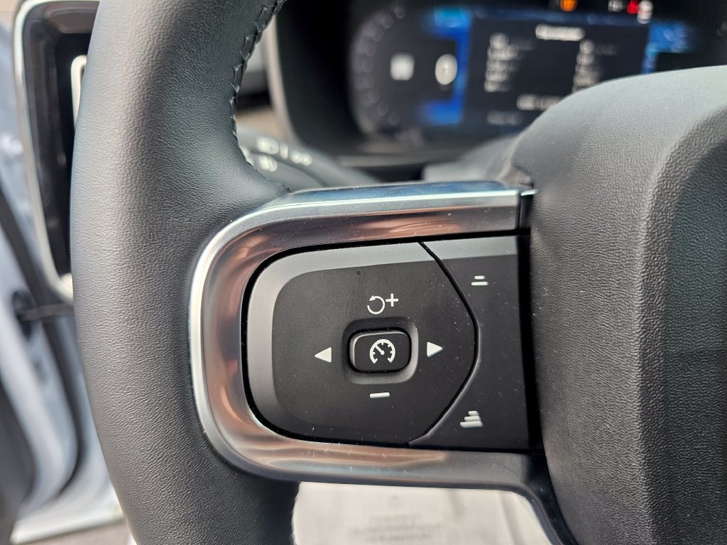 Certified 2025 Volvo XC40 B5 Ultra AWD/4WD image 43