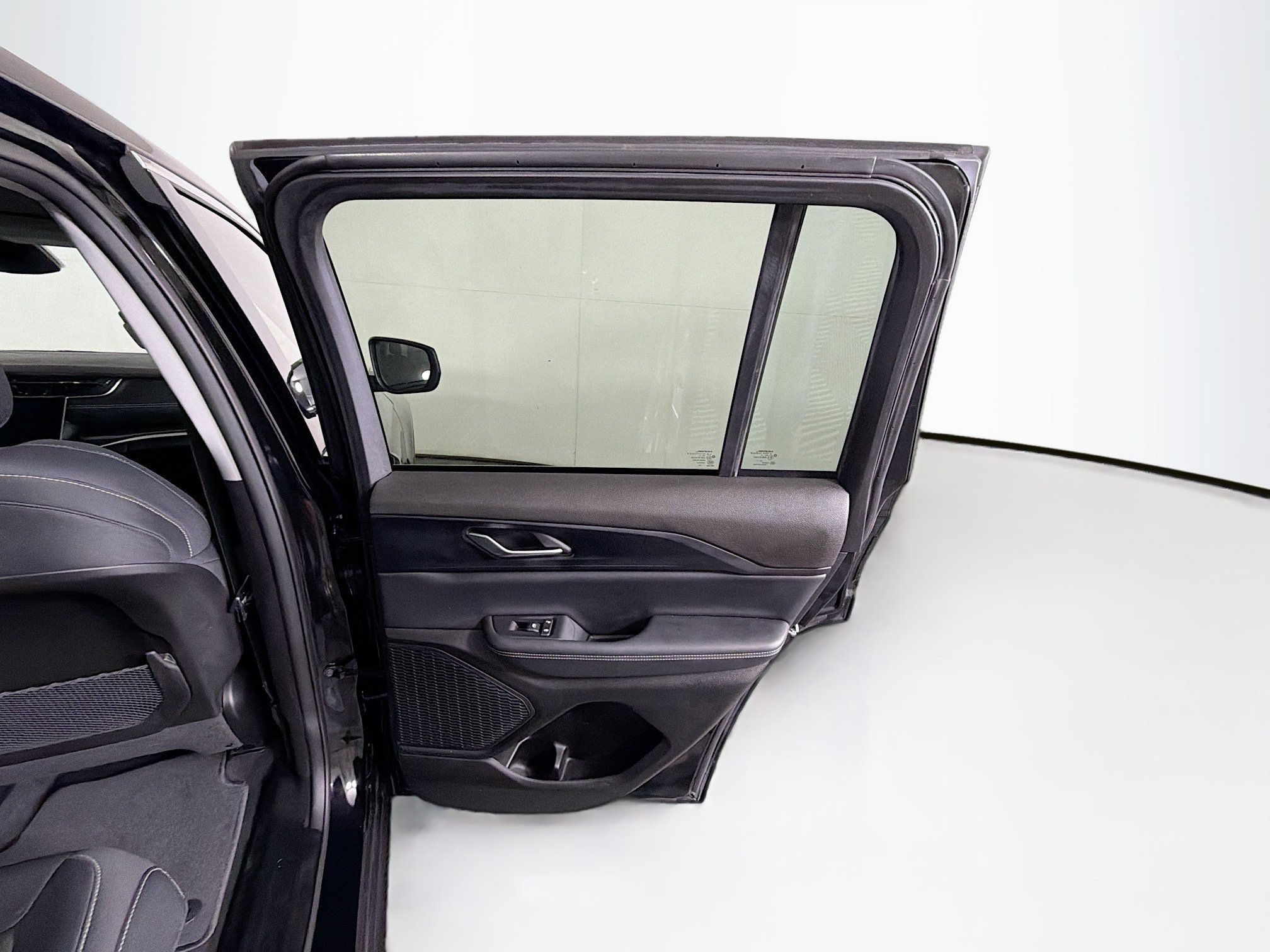 Used 2023 Jeep Grand Cherokee Laredo RWD image 28
