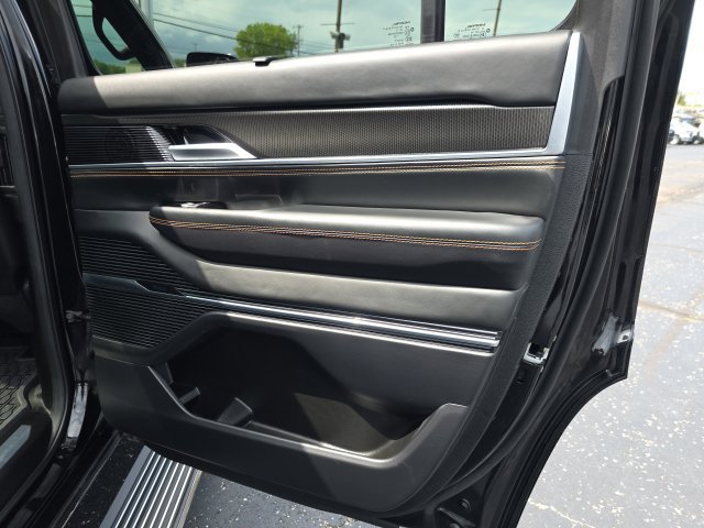 Used 2025 Jeep Grand Wagoneer Series III w/ Rear Seat Video Group 1 AWD/4WD image 36