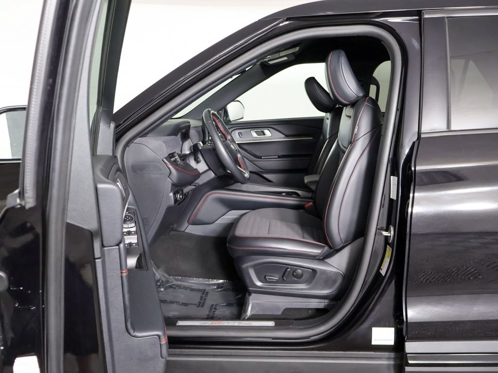 Used 2025 Ford Explorer ST-Line w/ ST-Line Street Pack AWD/4WD image 30