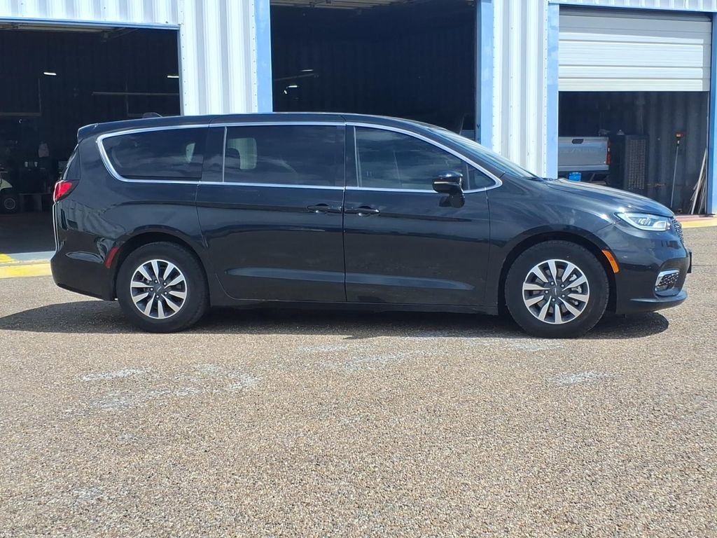 Used 2024 Chrysler Pacifica Select image 5