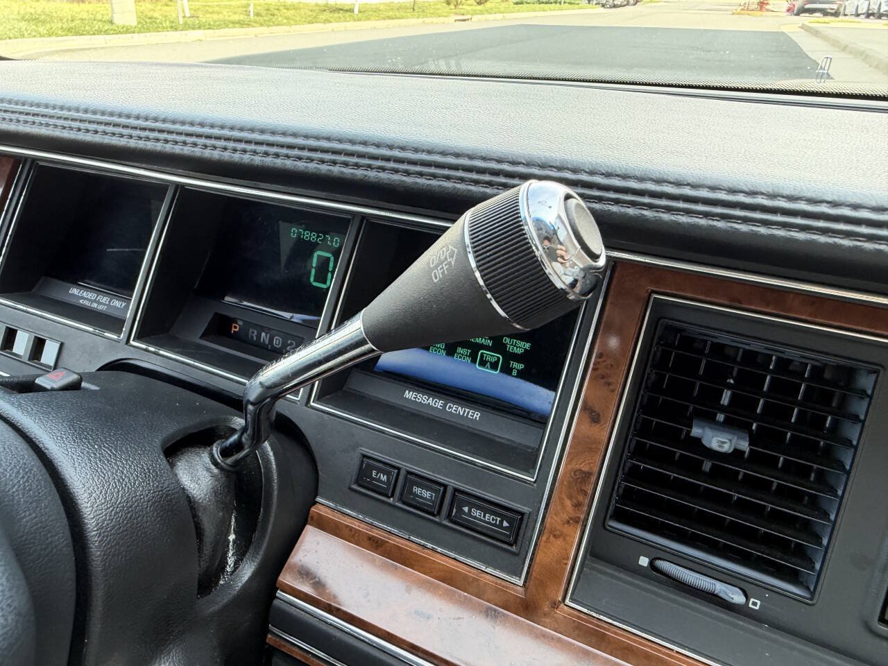 Used 1994 Lincoln Town Car Signature RWD image 22