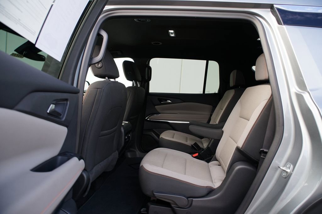 Used 2025 Chevrolet Traverse LT image 18