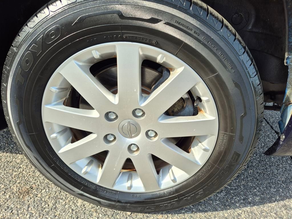 Used 2013 Chrysler Town & Country Touring image 9