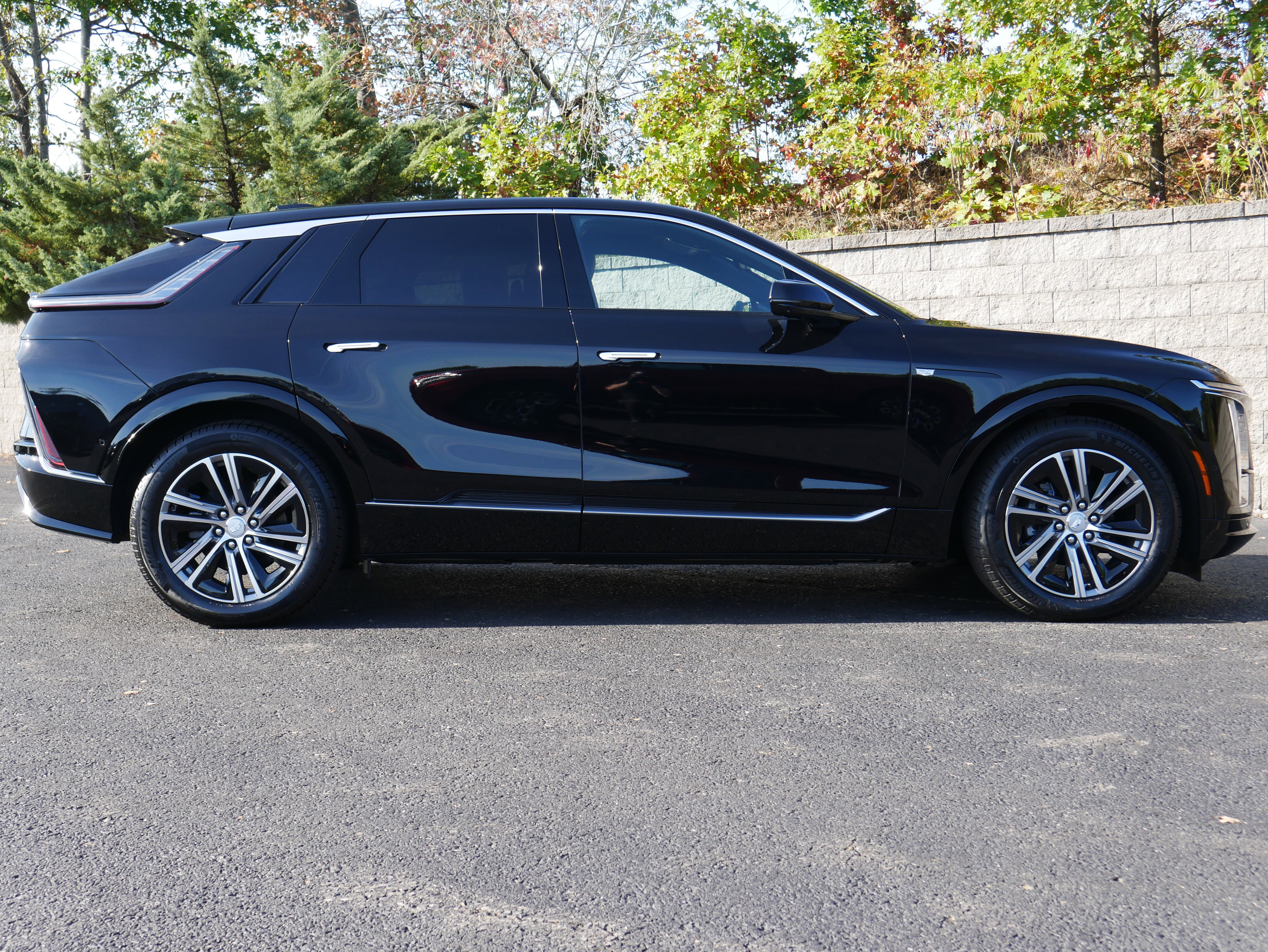 Used 2025 Cadillac Lyriq Luxury w/ LPO, Floor Liner Package AWD/4WD image 8