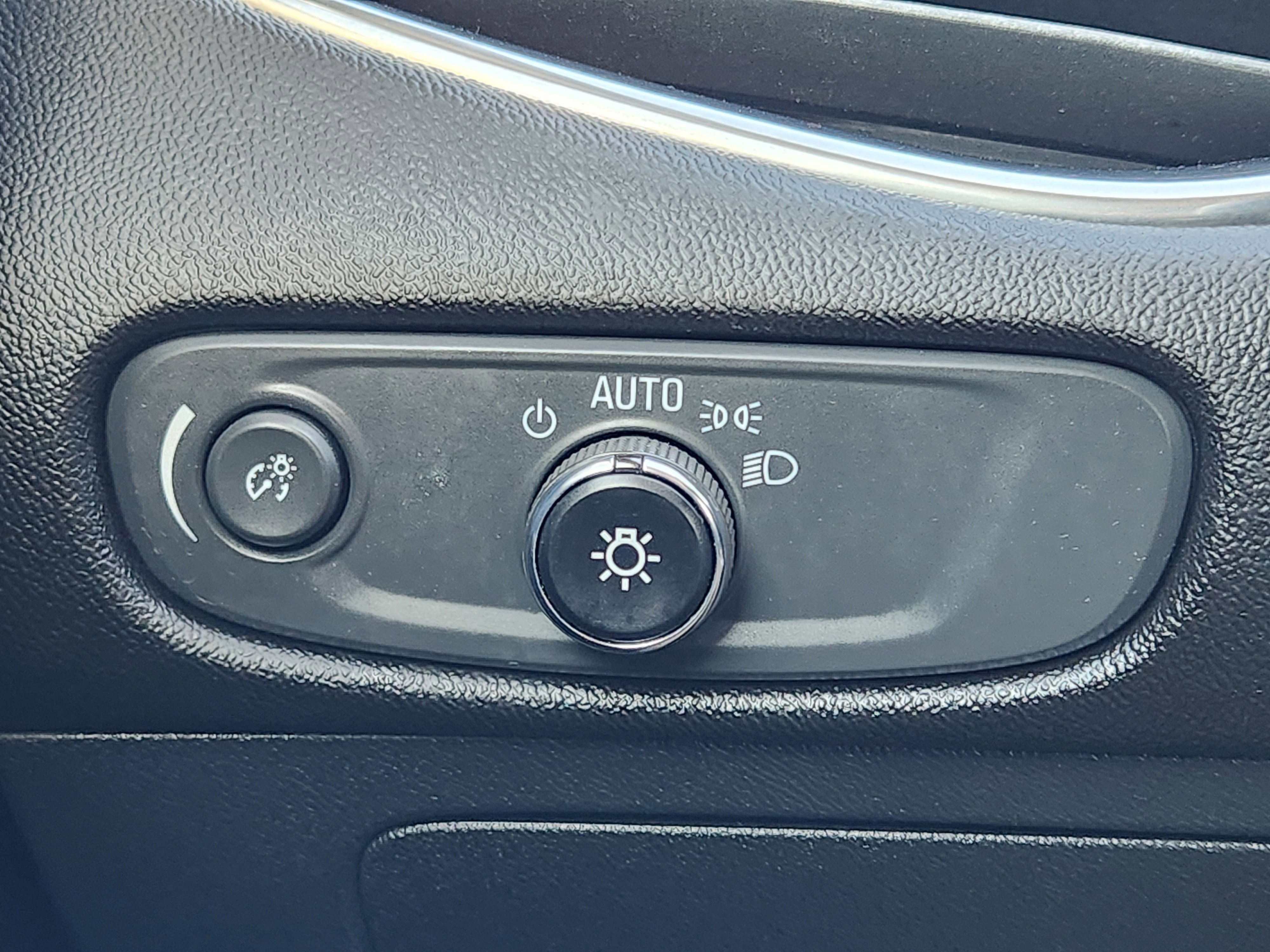 Used 2017 Chevrolet Malibu LT image 22