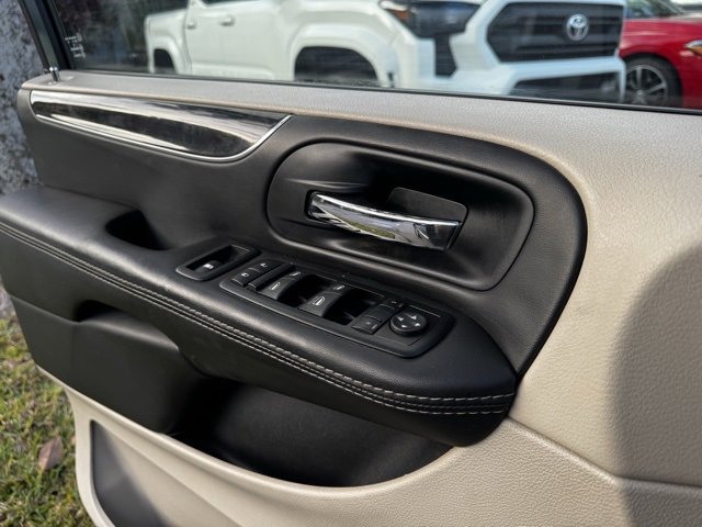 Used 2015 Chrysler Town & Country Touring w/ Driver Convenience Group image 28