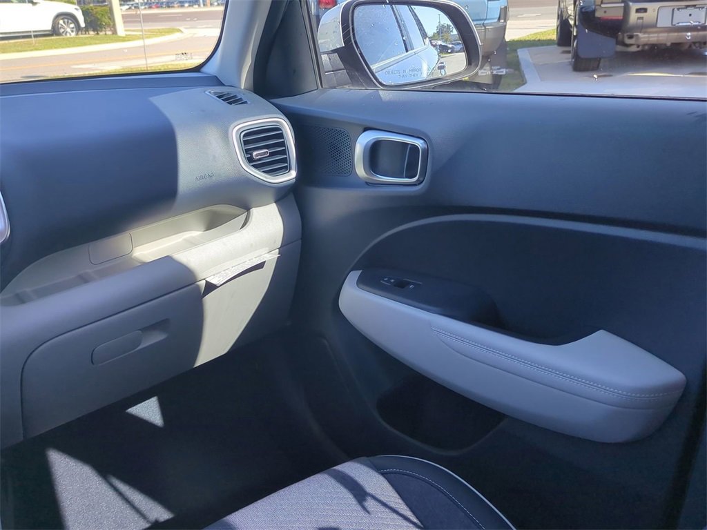 New 2025 Hyundai Venue Limited image 19