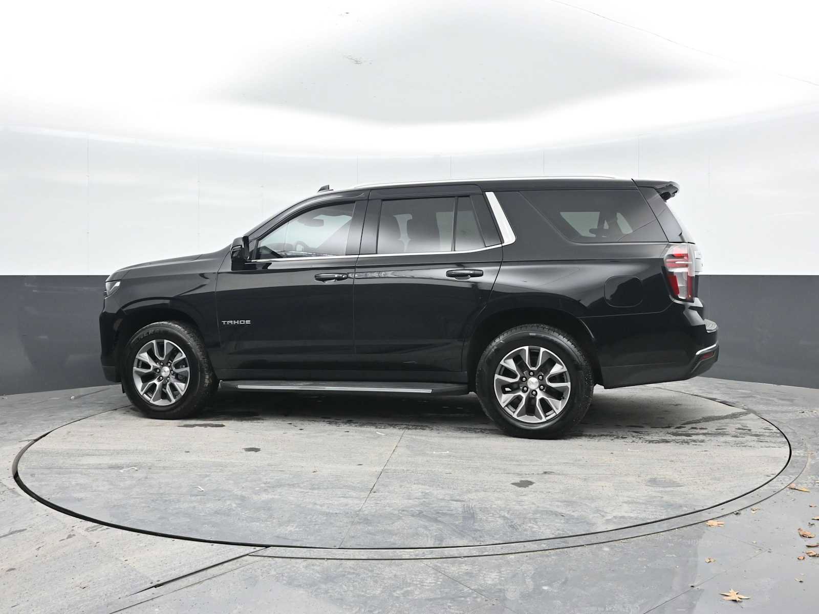 Used 2022 Chevrolet Tahoe LT w/ Luxury Package image 3