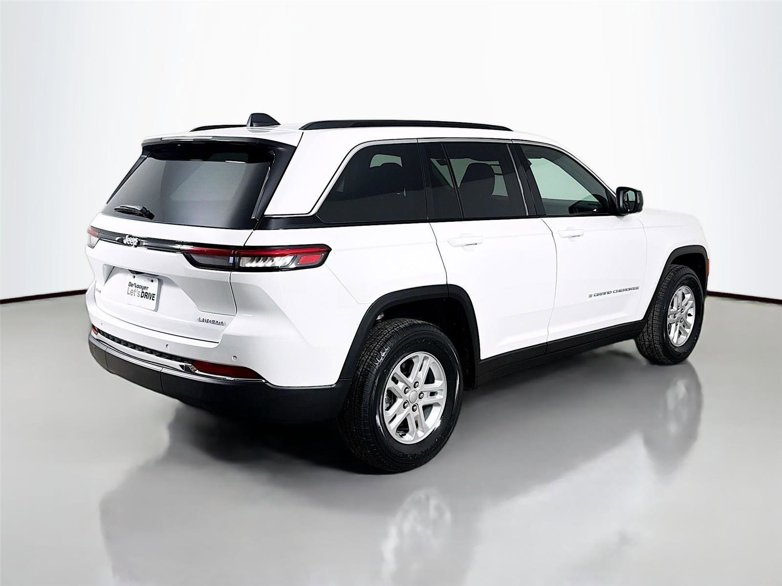 Used 2024 Jeep Grand Cherokee Laredo w/ Trailer Tow Package image 9